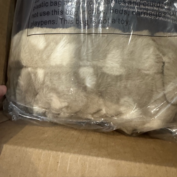 Lola Blankets/Plush Faux Fur Blanket/Throw/Size L/Tan/Cream/NEW! SEALED/NIB! - Picture 12 of 16